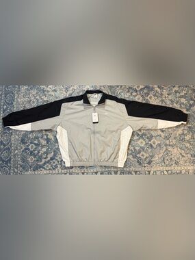 Nike Men’s Light Gray, White & Black Colorblock Windbreaker Jacket (Brand New)